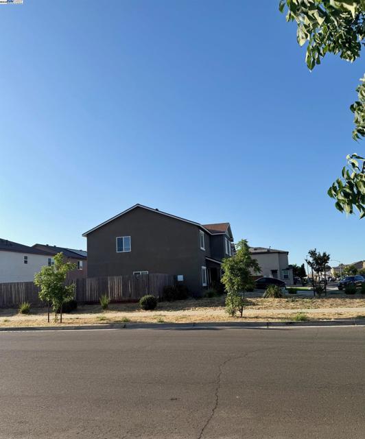 105 Harp Ct, Merced CA: https://media.crmls.org/mediaz/31465279-ff10-4edf-b351-b4cd72cf1d15.jpg