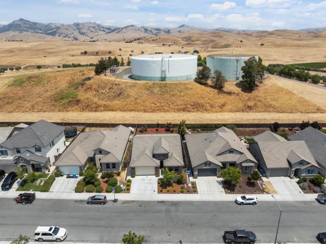 1621 Castlerock Drive, Hollister CA: https://media.crmls.org/mediaz/31468da3-e0c7-4379-9aad-009fb8081387.jpg