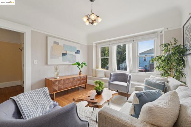 2002 Chestnut St, Oakland CA: https://media.crmls.org/mediaz/3146d22e-c94f-4c89-a238-5fd2bd73eb44.jpg