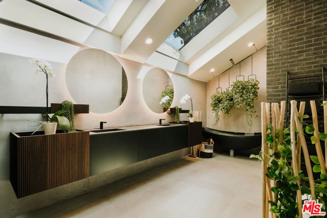 1509 Amalfi Drive, Pacific Palisades CA: https://media.crmls.org/mediaz/3149b63c-570f-4298-b9ed-d0830359ff6b.jpg