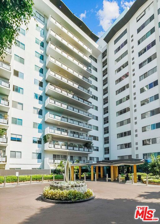 1155 N La Cienega Boulevard, West Hollywood CA: https://media.crmls.org/mediaz/314a23fd-d6fe-45bf-acae-feeadce45497.jpg