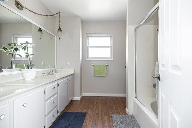 477 Clifford Ct, Bay Point CA: https://media.crmls.org/mediaz/314a74fa-1dcf-4d20-b983-5764d3e098d2.jpg