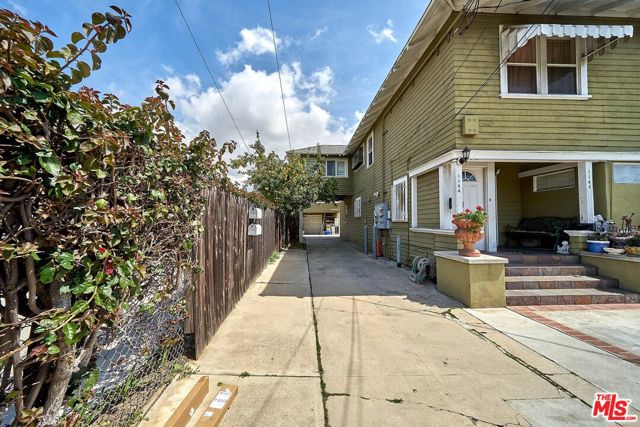 1144 S Kingsley Drive, Los Angeles CA: https://media.crmls.org/mediaz/314a7a27-530b-409a-9759-7b28170d3c21.jpg