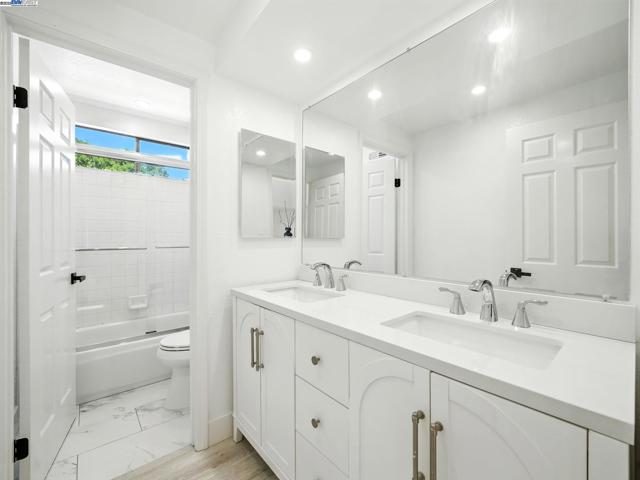 5995 Via Del Cielo, Pleasanton CA: https://media.crmls.org/mediaz/314a7f98-76ee-4b60-8dff-70b6063cc8ca.jpg