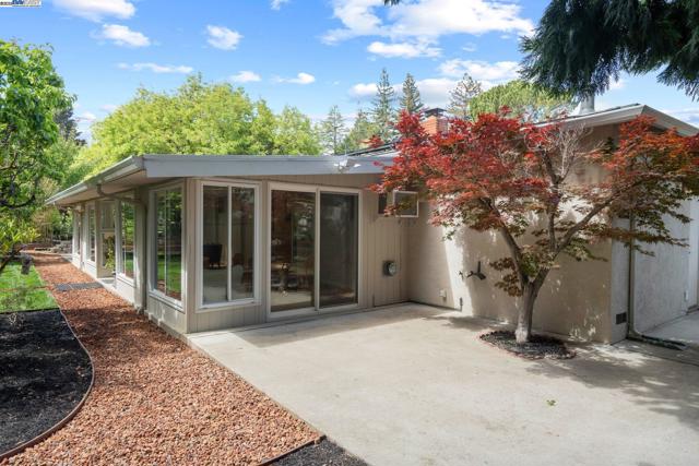 2371 Mallard Dr, Walnut Creek CA: https://media.crmls.org/mediaz/314aa3af-0cdc-4e6c-b5af-a14b624d018d.jpg