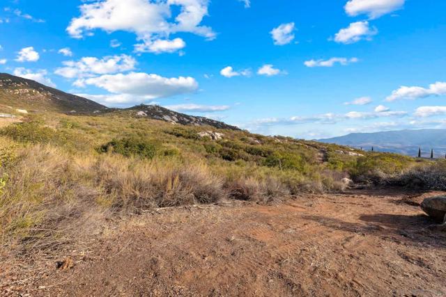 87 Presilla Dr, Jamul CA: https://media.crmls.org/mediaz/314b200d-c96f-43cb-813e-43e50d84b07b.jpg