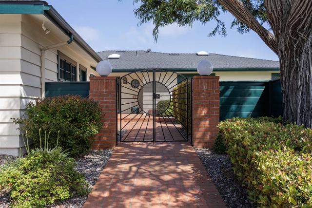 951 Skylark Dr, La Jolla CA: https://media.crmls.org/mediaz/314b39e9-adac-43ea-981d-c9c6527c301e.jpg