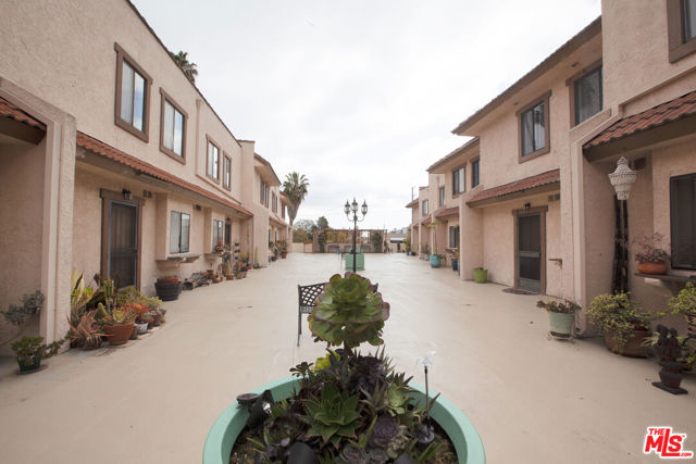 4365 Mclaughlin Avenue, Los Angeles CA: https://media.crmls.org/mediaz/314b987d-cb98-45d4-8389-a32fee2dcd48.jpg