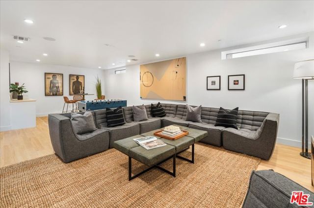 616 N FULLER Avenue, Los Angeles CA: https://media.crmls.org/mediaz/314cd972-a487-4e44-ab56-0da70311d545.jpg