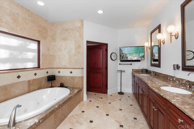 Detail Gallery Image 13 of 53 For 3449 via Loma Vista, Escondido,  CA 92029 - 5 Beds | 4/1 Baths