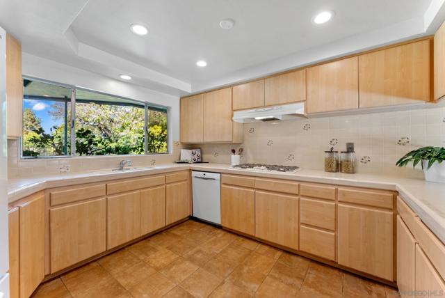 4936 Alzeda Drive, La Mesa CA: https://media.crmls.org/mediaz/314db0e1-adf5-4e05-9873-e2bba44d1c33.jpg