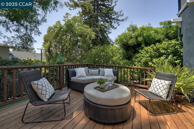 1039 Elsinore, Oakland CA: https://media.crmls.org/mediaz/314f6cd9-147f-4bac-81e5-5ba0adb5ec2a.jpg