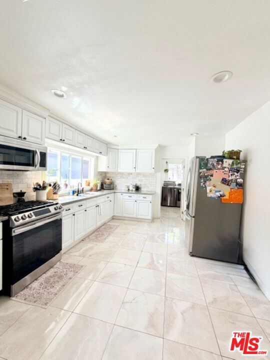 2940 Live Oak Street, Huntington Park CA: https://media.crmls.org/mediaz/3150314d-1dc2-48e0-b2f8-08383912a2cb.jpg