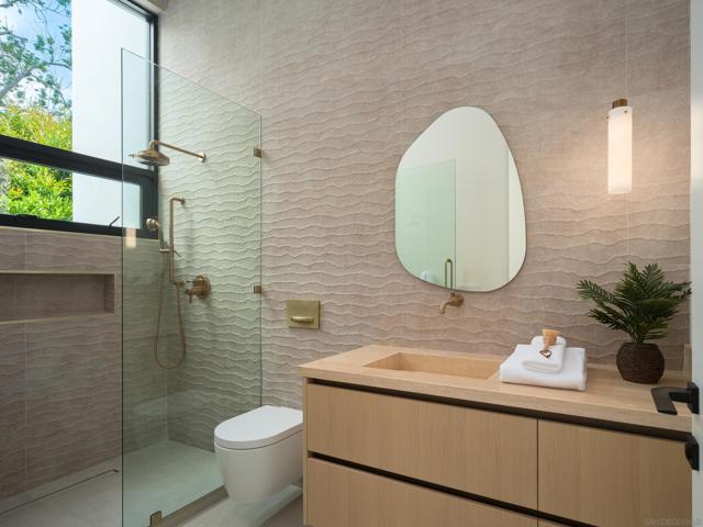 6283 La Jolla Scenic Drive S, San Diego CA: https://media.crmls.org/mediaz/31507708-8fa1-4656-af04-6926d197ce98.jpg