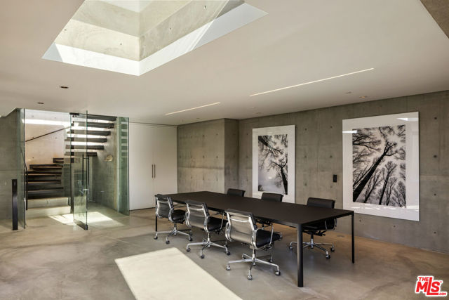 9727 Oak Pass Road, Beverly Hills CA: https://media.crmls.org/mediaz/315094a2-3bd9-4e19-821e-0be9f31d2fe2.jpg