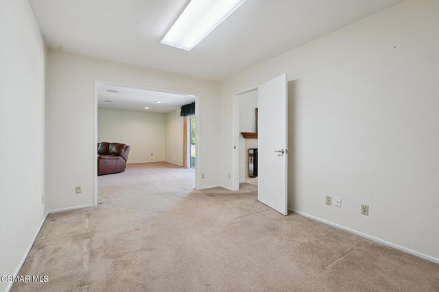 3034 Rollings Avenue, Thousand Oaks CA: https://media.crmls.org/mediaz/31512421-4494-4847-85ae-0a545bfb11a8.jpg