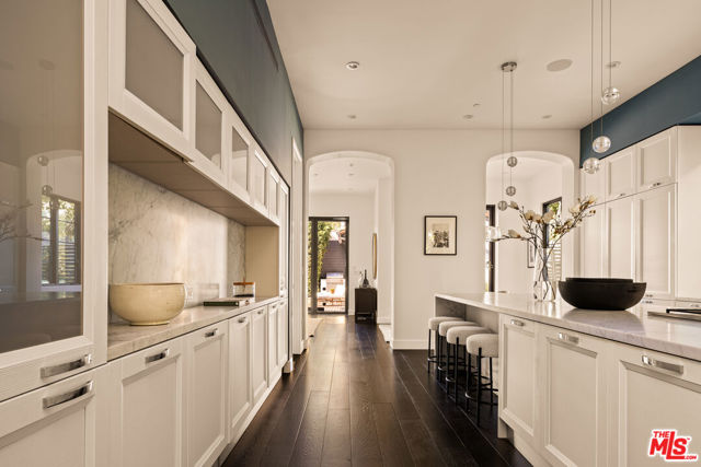 6607 Maryland Drive, Los Angeles CA: https://media.crmls.org/mediaz/315163d4-d152-4f71-a585-35f4b86c7a08.jpg