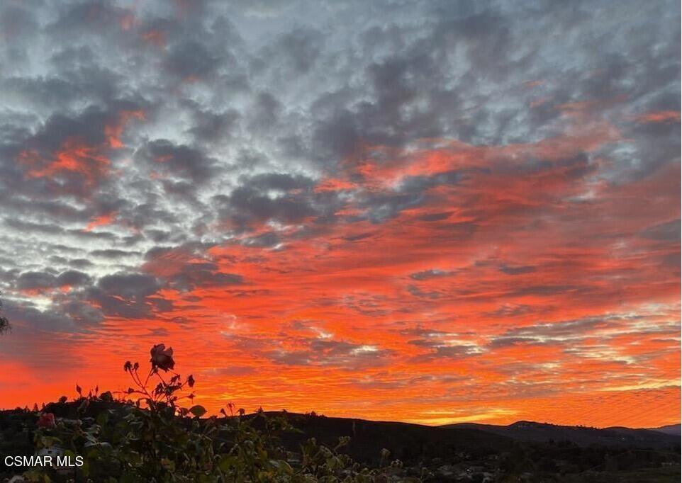 https://media.crmls.org/mediaz/31522859-69d4-466a-8f37-b6d6d8889bbd.jpg?preset=X-Large