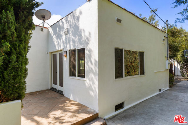 1434 24th Street, Santa Monica CA: https://media.crmls.org/mediaz/315257e6-3224-4803-a91a-7f38666b8017.jpg