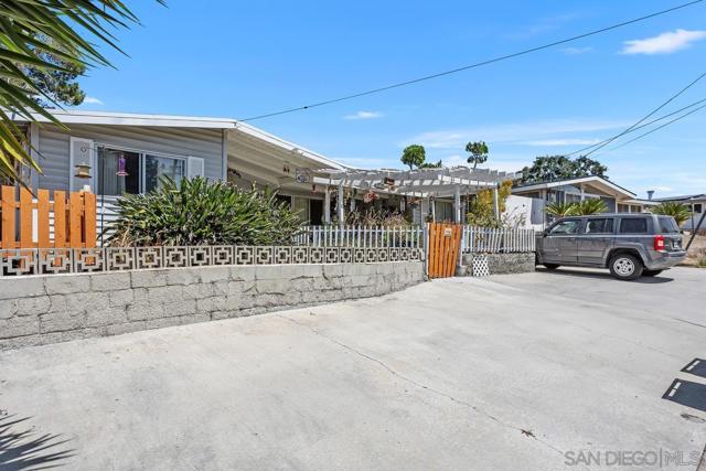 252 Santa Clara Dr, Vista CA: https://media.crmls.org/mediaz/3153cd0b-5855-4cc8-b1ab-2d1941120b60.jpg