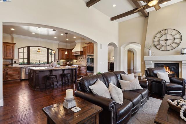 6340 Inspiration Ter, Pleasanton CA: https://media.crmls.org/mediaz/31541a90-6216-42a8-bf69-033b5bae0a18.jpg