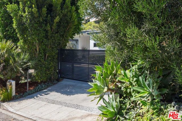 1355 Devlin Drive, Los Angeles CA: https://media.crmls.org/mediaz/31546d35-59a3-4caa-88fc-47bb7385fabe.jpg