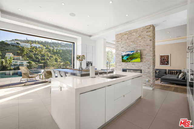 2501 Zorada Drive, Los Angeles CA: https://media.crmls.org/mediaz/31553f5b-b8e7-4d11-be37-150858f01873.jpg
