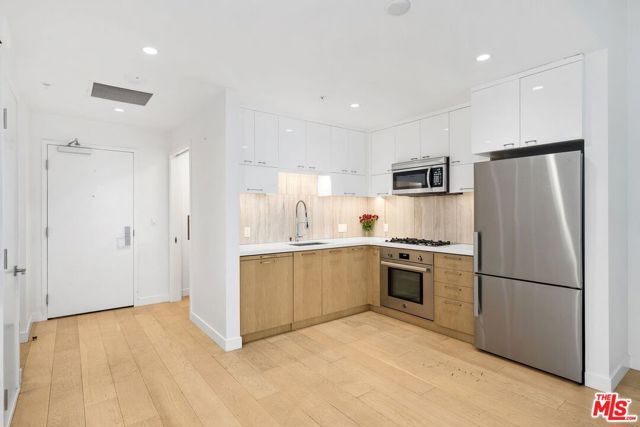 400 S Broadway, Los Angeles CA: https://media.crmls.org/mediaz/3155b7b3-6f93-4073-8c68-d671f81ace62.jpg