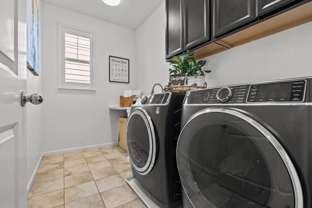 1737 Cranbrook Court, Lathrop CA: https://media.crmls.org/mediaz/3157527a-8afa-4b03-8809-95505696bc14.jpg