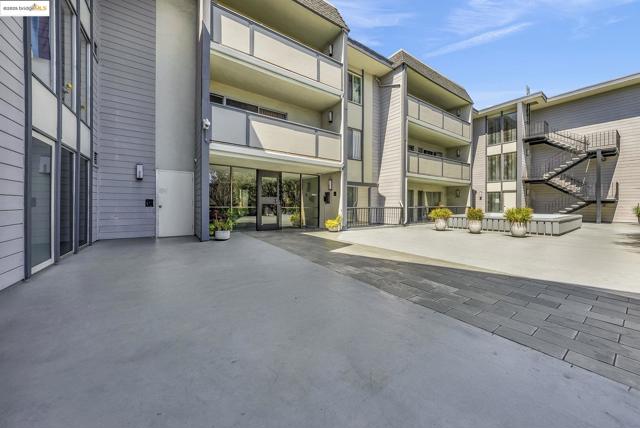 567 Oakland Ave., Oakland CA: https://media.crmls.org/mediaz/31578f27-c449-4091-8f0b-d3d0a35b7829.jpg