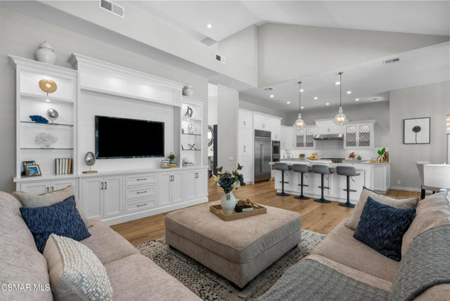 48 Golden Glen Drive, Simi Valley CA: https://media.crmls.org/mediaz/31581b02-4036-4b9f-89c5-9db783684c67.jpg