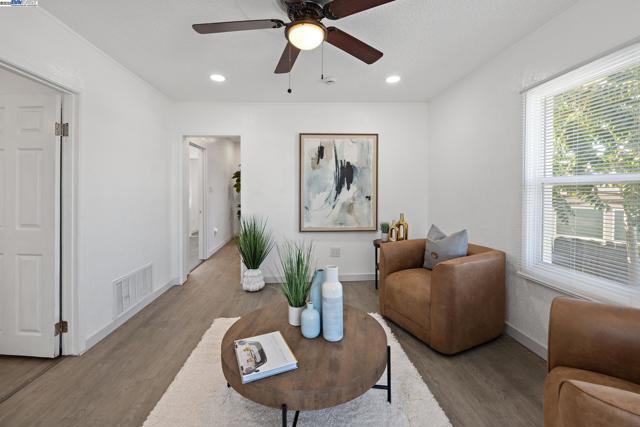 1385 Palm Ave, Martinez CA: https://media.crmls.org/mediaz/3158a186-d6e3-4b8c-b2da-8101fe1d3d0c.jpg