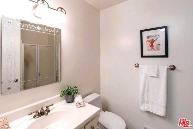 6000 CANTERBURY Drive, Culver City CA: https://media.crmls.org/mediaz/31591d20-f518-4724-8311-a5409c5a817a.jpg