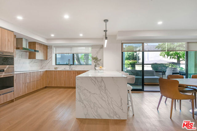 350 N Palm Drive, Beverly Hills CA: https://media.crmls.org/mediaz/315954e0-1834-4ebc-8cdb-5766e26eefb2.jpg