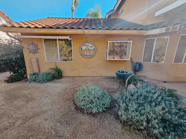 1715 Las Palmas Lane, Escondido CA: https://media.crmls.org/mediaz/3159c08b-03bf-46f7-bee5-0a78ec971238.jpg