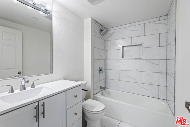5831 Seawalk Drive, Playa Vista CA: https://media.crmls.org/mediaz/3159d3fd-f06f-4145-ab39-a06552fecc22.jpg