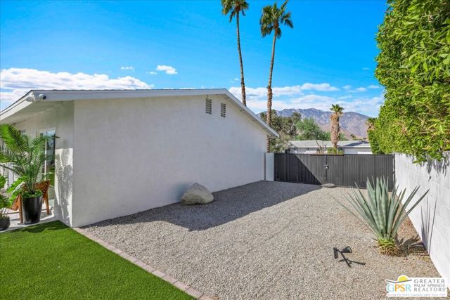 2002 N Whitewater Club Drive, Palm Springs, CA 92262