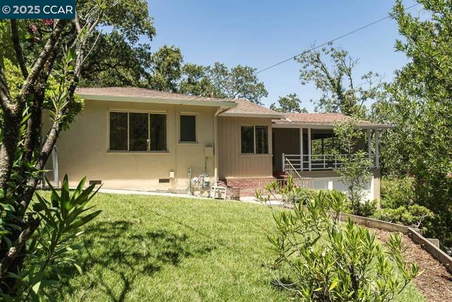 877 Mountain View Dr, Lafayette CA: https://media.crmls.org/mediaz/315bdd58-3ed5-4d7b-a634-f4d928c0453c.jpg