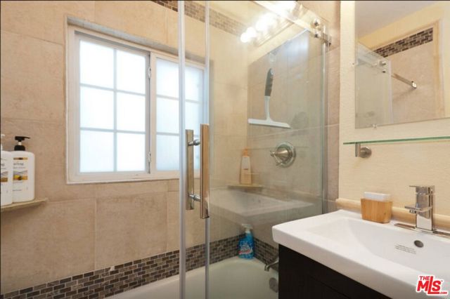 828 Hill Street, Santa Monica CA: https://media.crmls.org/mediaz/315d4dae-4639-4ab4-aa15-a16b09d5ee42.jpg