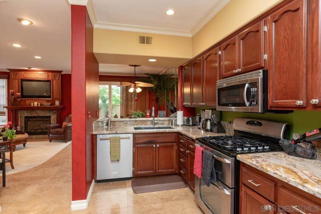 11002 Creekbridge Place, San Diego CA: https://media.crmls.org/mediaz/315e0491-8865-483d-9959-1f48d08c3024.jpg