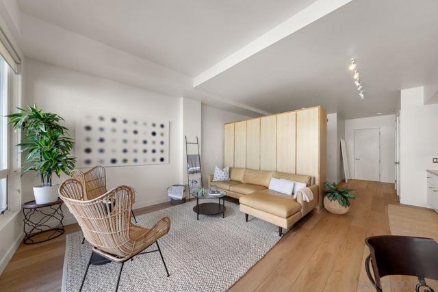 350 W Ash St, San Diego CA: https://media.crmls.org/mediaz/315e4a75-8509-48e6-b7d0-f4848eecd8de.jpg