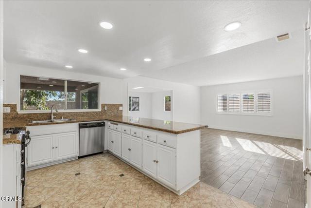 3630 Dallas Drive, Oxnard CA: https://media.crmls.org/mediaz/315ee114-2766-4c2d-a211-c42afcfef872.jpg