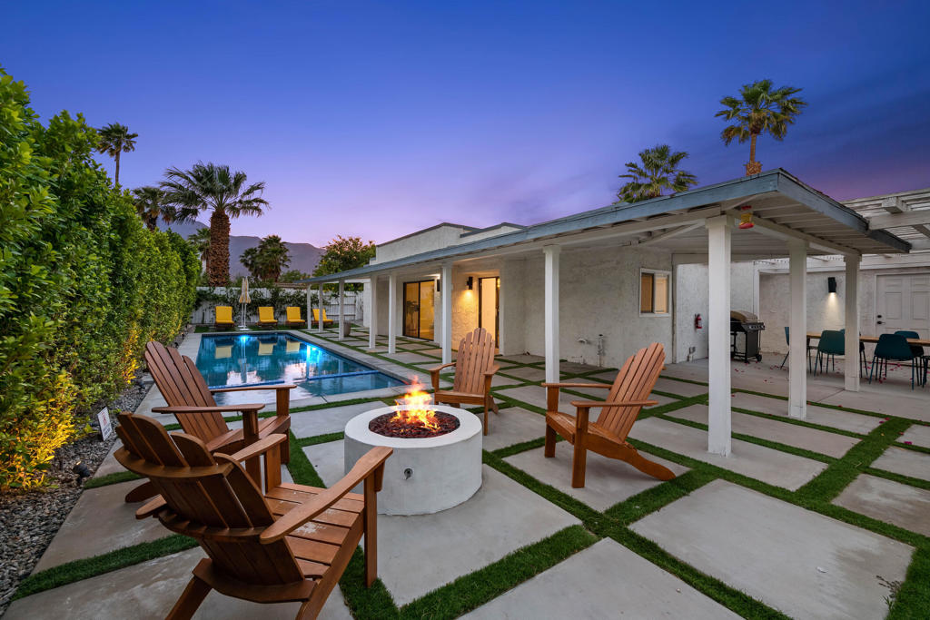 1433 E Caleta Way