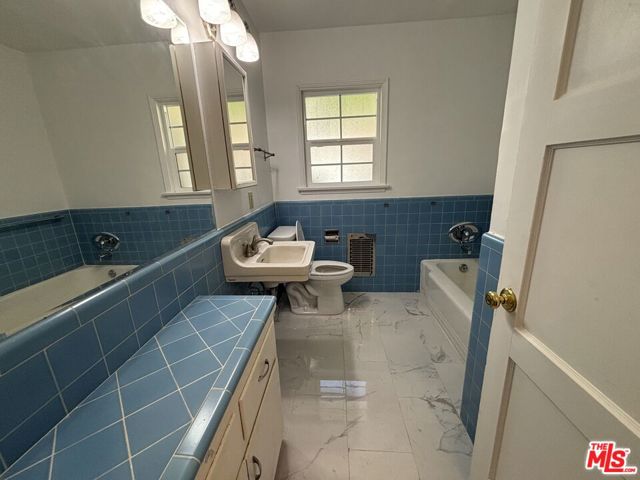 1638 Greenfield Avenue, Los Angeles CA: https://media.crmls.org/mediaz/315f778c-11ac-426c-bfef-0e4ba08e3ce9.jpg