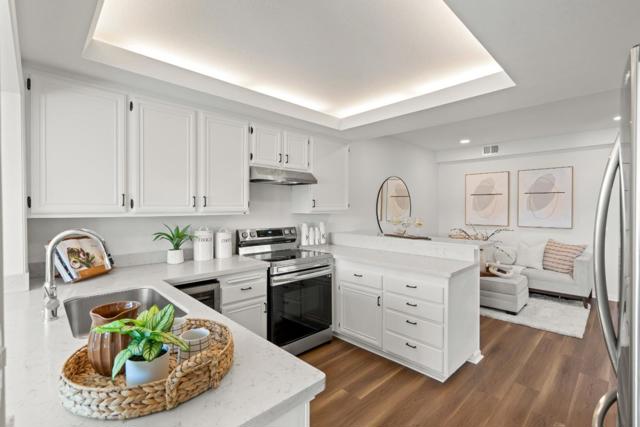 17 Spinnaker Place, Redwood City CA: https://media.crmls.org/mediaz/31611c6a-bea1-4786-8770-9419c42887ca.jpg