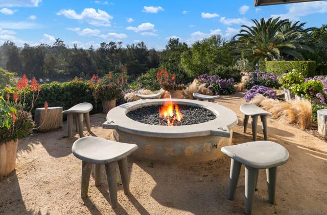 16304 Via De Santa Fe, Rancho Santa Fe CA: https://media.crmls.org/mediaz/3161348a-2d86-4c38-9e39-20488f27487a.jpg