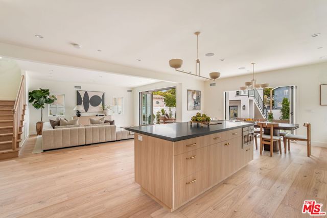 2455 23rd Street, Santa Monica CA: https://media.crmls.org/mediaz/31625805-6094-454a-bd93-840f40565840.jpg