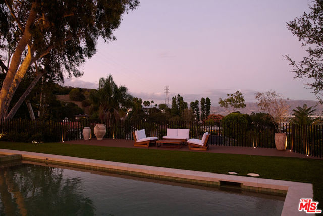 3620 Wrightwood Drive, Studio City CA: https://media.crmls.org/mediaz/31628453-9ffb-4c0f-af07-159d7334bc81.jpg