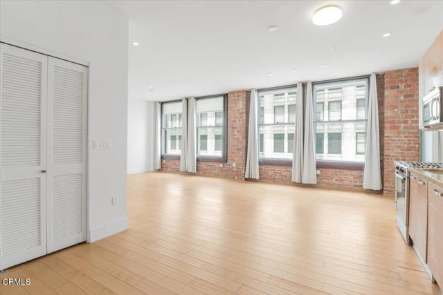 460 S Spring Street, Los Angeles CA: https://media.crmls.org/mediaz/3162a22e-6eb0-4534-abd6-f8f9d58e8a7b.jpg