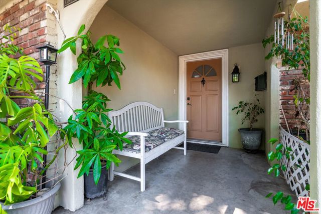 9253 Hayvenhurst Avenue, North Hills CA: https://media.crmls.org/mediaz/3163a043-8311-43ff-924d-3de33419428d.jpg